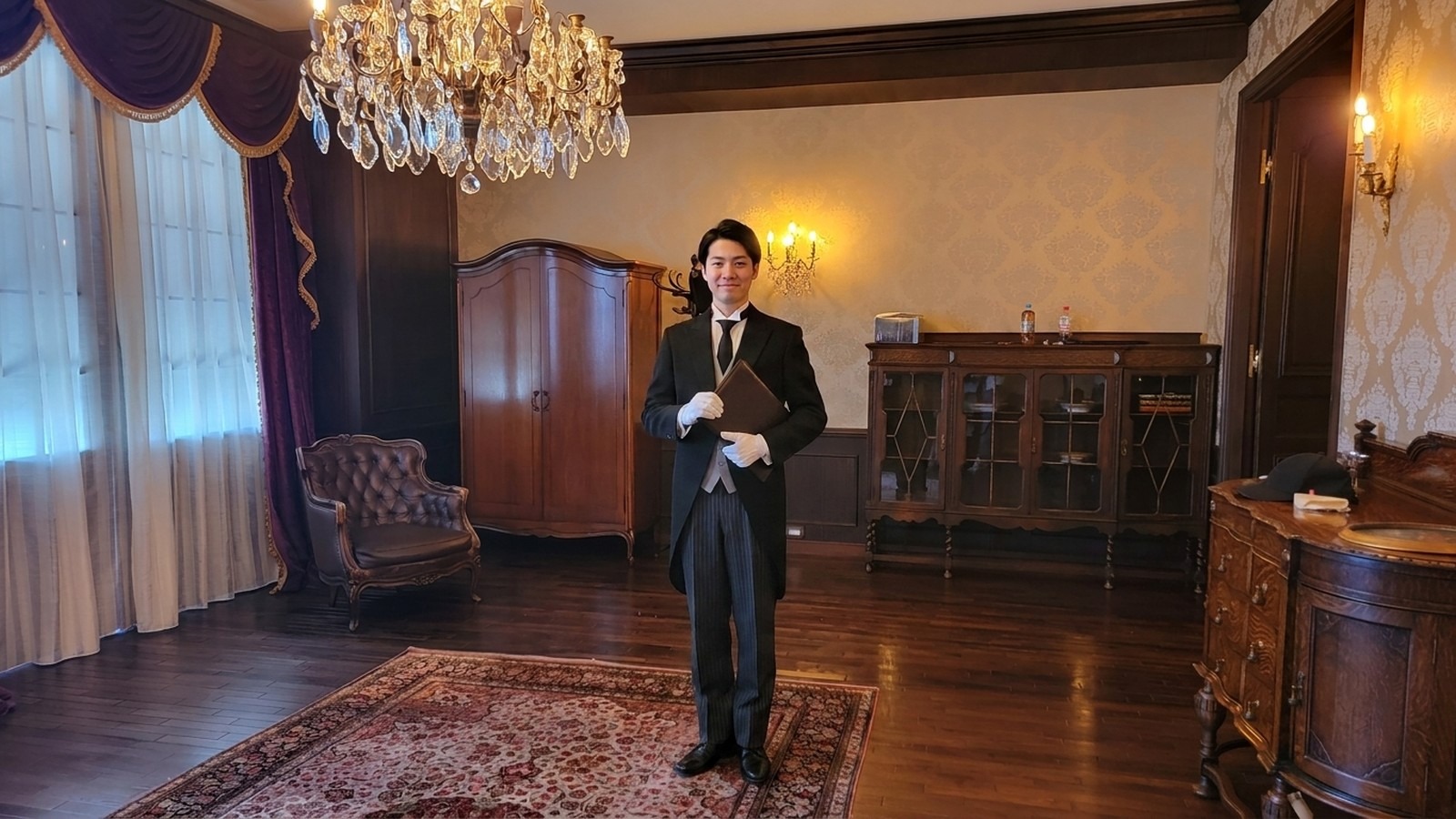 サロンに立つアカデミーの講師
