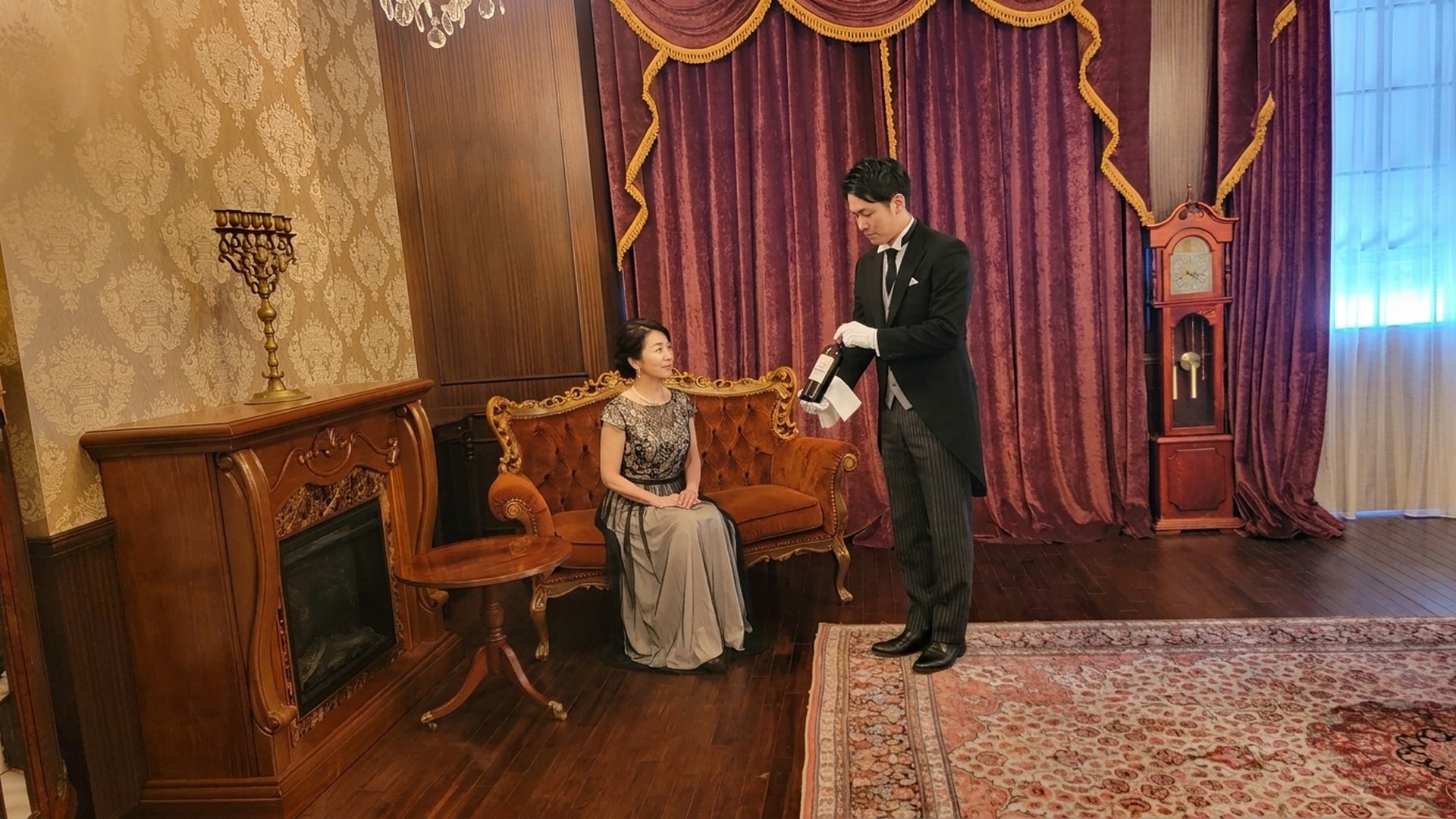 アドバンスコースでご婦人に給仕する受講生