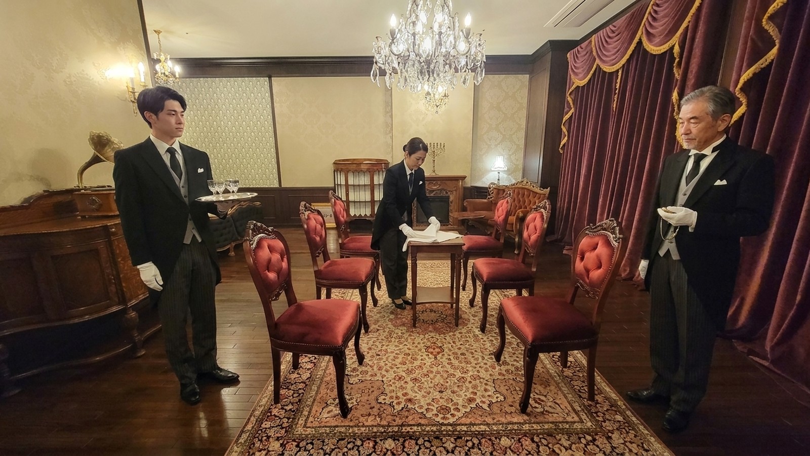 アカデミーのサロンで講師と受講生が向き合うコース紹介の場面