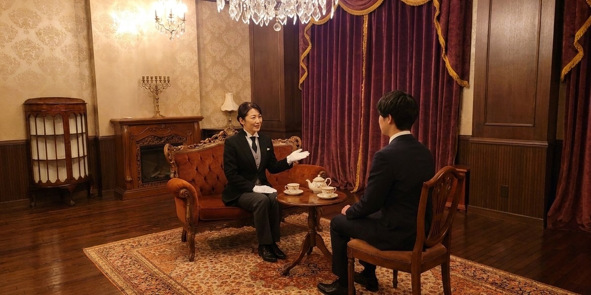 客間で向かい合って話す二人