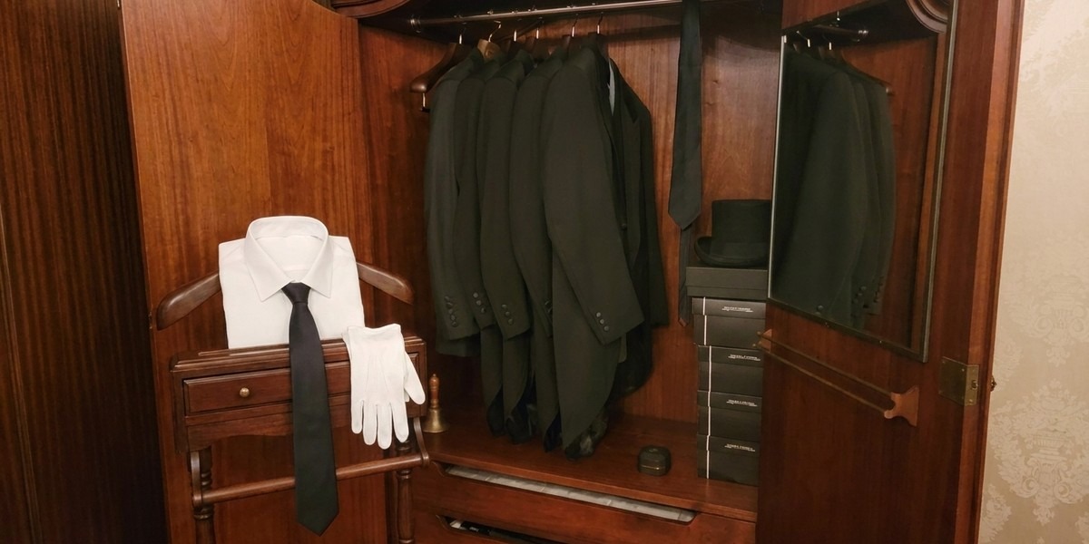 衣装部屋に掛けられた上着と、白手袋と黒ネクタイ