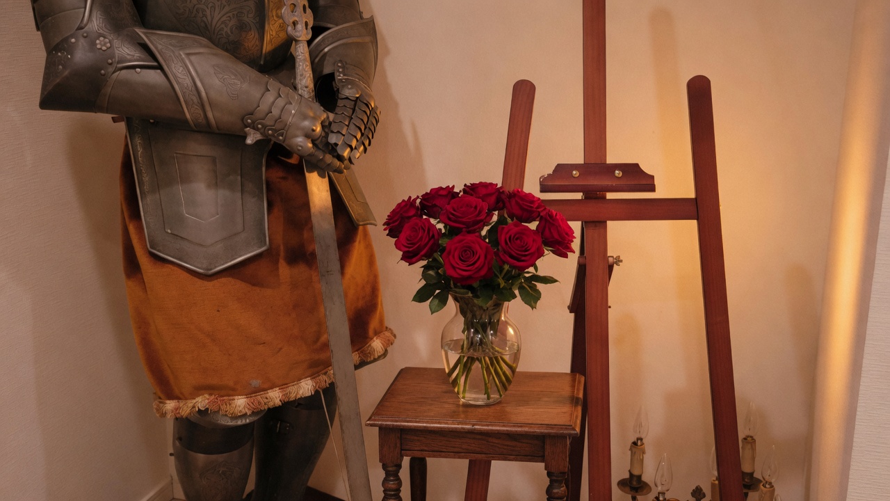 甲冑の脇に活けられた赤い薔薇