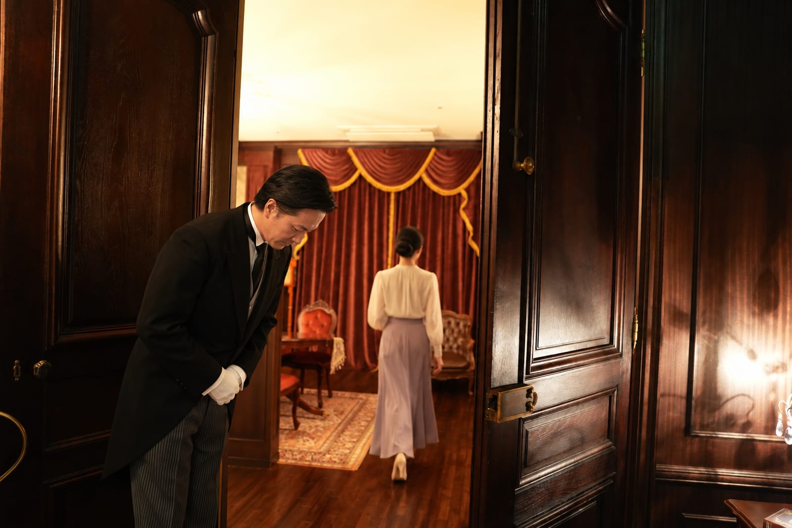 扉の前でご主人さまを見送る執事(実写)