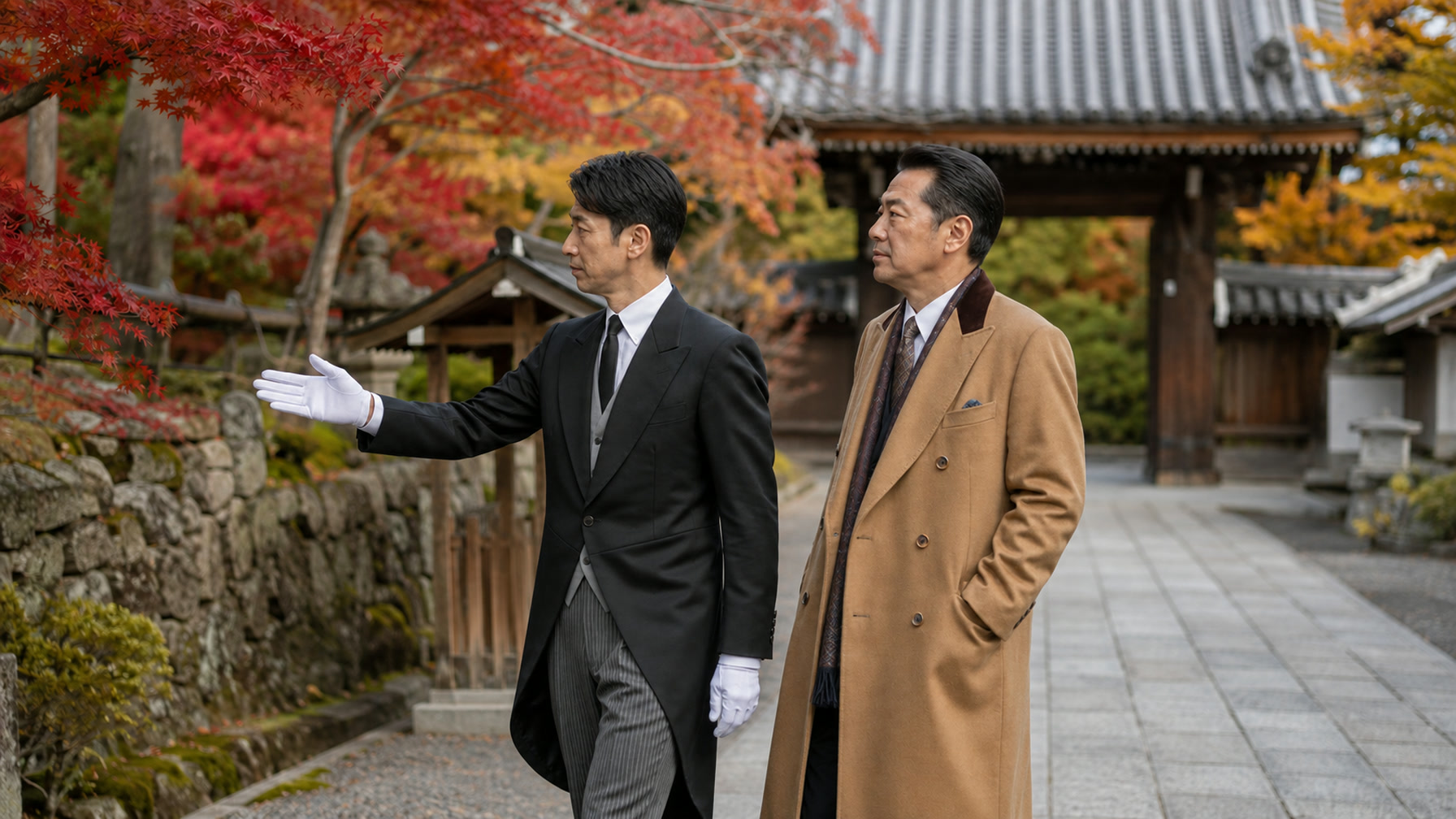 紅葉の庭園でお客様を案内するガイドバトラー